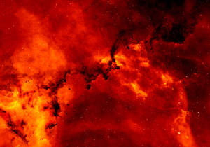 熾熱的紅色和橙色星雲，在深空中帶有發光的氣體雲和遙遠的星星。 — 太空 壁紙