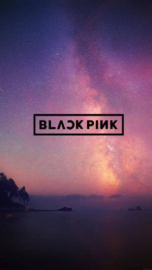 星空下銀河在黑暗海岸景觀上方，帶有「BLACKPINK」文字。 — 夜空 壁紙