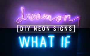 兩個發光的霓虹燈，一個紫色草書 dreamon，一個藍色正楷 what if。 — 霓虹城市 壁紙