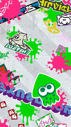 牆上覆蓋著來自遊戲Splatoon的彩色魷魚貼紙和墨水飛濺。 — Splatoon GIF 壁紙