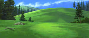 起伏的綠色山丘，有松樹和遠處的山脈，在藍天下。 — 2560x1080 壁紙