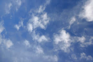 藍天白雲，柔軟的白雲在頭頂飄浮 — 藍天 壁紙