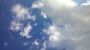 白天藍天中散佈的白雲 — 天氣 壁紙