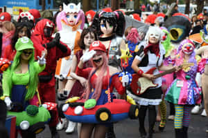 一群動漫cosplayers在街頭節日中穿著鮮豔服裝。 — MacBook Pro M3 壁紙