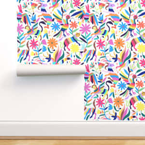 一卷色彩繽紛的 papel picado 牆紙，上面有動物和花朵，正在牆壁上展開。