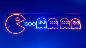 霓虹燈 Pac-Man 和鬼魂在藍色牆壁上以復古街機風格發光。