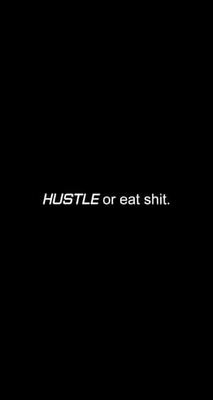 黑色背景上帶有白色文字顯示 hustle or eat shit。