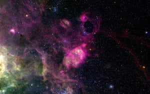 充滿活力的宇宙星雲，帶有旋轉的紫色、綠色和金色氣體雲，點綴著星星。