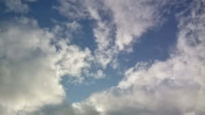 蓬鬆白雲在明亮的藍天上飄動 — 天氣 壁紙