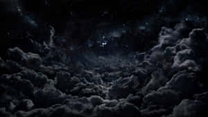 烏雲散開，露出帶有明亮天體群的星空夜景。