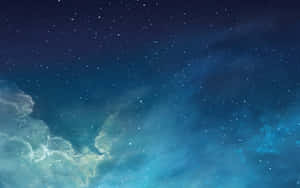 帶有發光星雲和宇宙雲的星空夜晚。