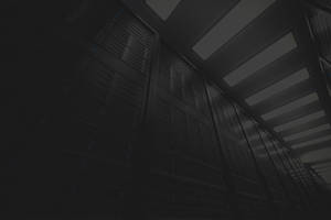 黑暗數據中心內一排排帶藍色指示燈的伺服器機架。