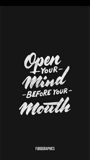 勵志語錄文字，白底黑字寫著「Open Your Mind Before Your Mouth」。