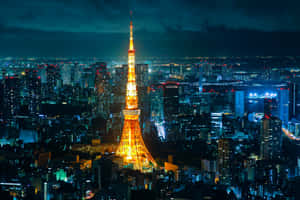 東京塔在夜間亮起，背景中城市燈光閃爍。
