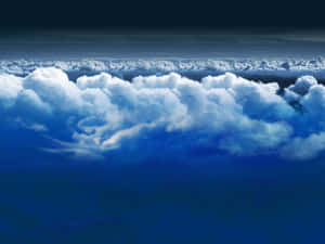 戲劇性的雲朵在深藍色海洋上空漂浮，天空陰暗。