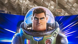 一位身穿綠色太空服、帶有『LIGHTYEAR』補丁的堅定太空人。