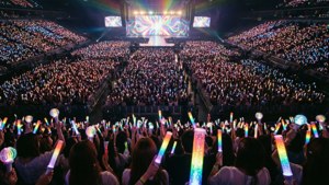 空中俯瞰演唱會上色彩繽紛的Kpop應援光棒海洋