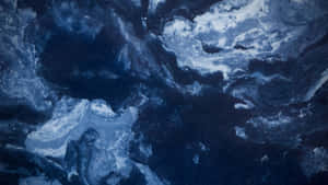 藍色和白色的漩渦抽象圖案，類似海浪或宇宙雲。