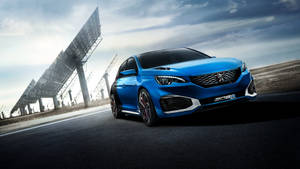 藍色Peugeot 308R在日落時分飛馳經過太陽能板。