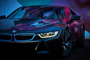 時尚的黑色BMW i8跑車在黑暗的攝影棚中被霓虹燈照亮。 — 寶馬 iPhone 壁紙