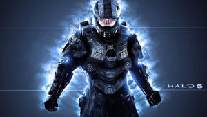 來自Halo 5的發光藍色能量場中的斯巴達戰士