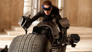 一名身穿黑色戰術裝備的女子在室內騎著未來風格的電單車。