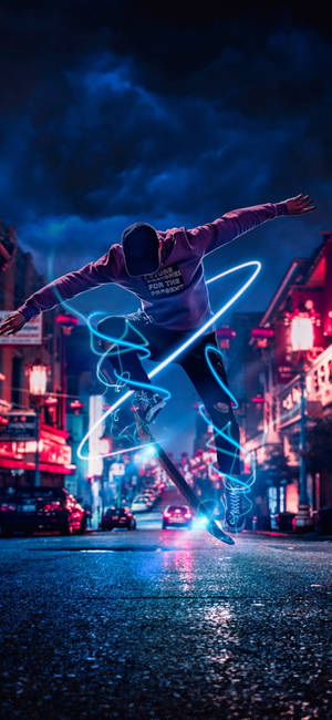 滑板手在霓虹城市中跳躍，帶有發光的藍色軌跡。