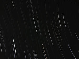 星軌在黑色夜空中劃過的長時間曝光照片。