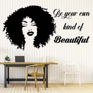 牆貼，圖案為一位捲髮女性，文字寫著「Be your own kind of Beautiful」。