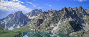 平靜的山湖在清澈的藍天下反射出高聳的岩石山峰。 — 湖景 壁紙