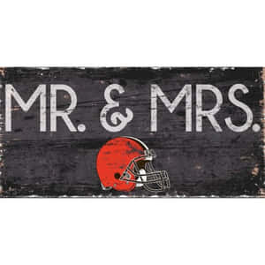 鄉村風格的木牌，帶有MR & MRS和一個紅色美式足球頭盔。