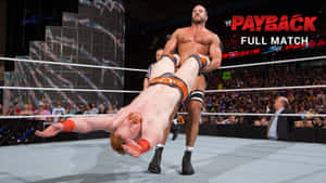摔角手在WWE Payback賽事期間在擂台上舉起對手。 — 摔角 GIF 壁紙