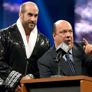WWE摔角手Randy Orton站在Paul Heyman旁邊的講台上說話。 — WWE GIF 壁紙