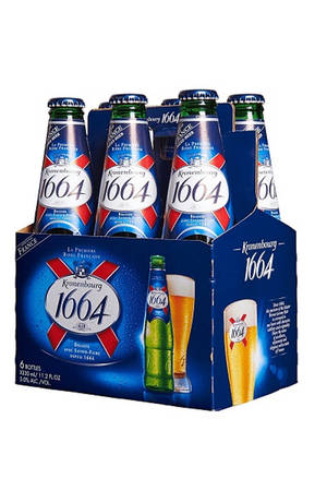 藍色紙板手提架中的六罐Kronenbourg 1664啤酒瓶。