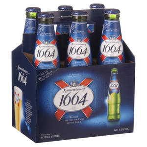 六瓶Kronenbourg 1664啤酒，裝在一個帶有品牌標識的紙板提架中，帶有冷凝水滴。