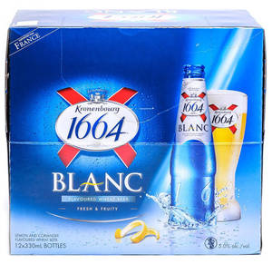 Kronenbourg 1664 Blanc啤酒包裝，包含瓶子、杯子和檸檬皮飛濺。