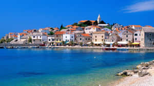 沿海小鎮，紅瓦屋頂，碧綠海水，明亮藍天 — 海灘 壁紙