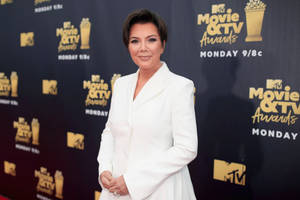 Kris Jenner 在MTV電影電視獎紅地毯活動中穿著白色西裝外套。