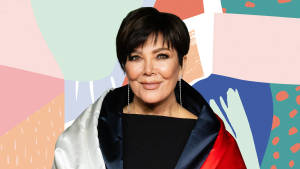Kris Jenner 在色彩繽紛的抽象背景中，身穿絲綢服裝並佩戴耳環。