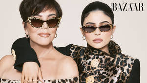 Kris Jenner 和 Kylie Jenner 穿著豹紋服裝和太陽眼鏡，為 Harper's Bazaar 拍攝。
