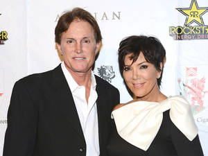 Kris Jenner 與丈夫在Rockstar Energy Drink活動中穿著正式服裝。