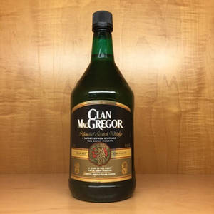 木質表面上有一瓶帶有 Clan MacGregor 標籤的綠色威士忌酒瓶。