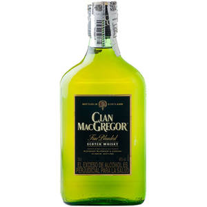 一瓶帶有標籤和警告文字的綠色Clan MacGregor蘇格蘭威士忌。