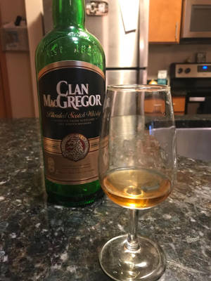 廚房檯面上的威士忌酒瓶和玻璃杯。