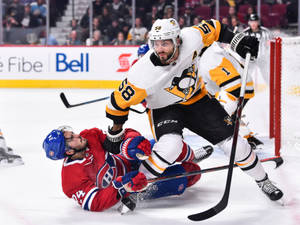 冰球運動員在激烈的NHL比賽中在冰上碰撞