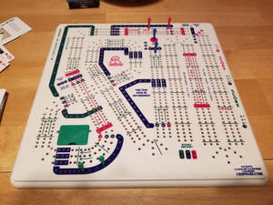 木桌上的Crib Wars棋盤遊戲及棋子。