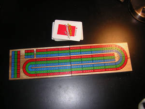 深色枱面上嘅 cribbage 板同一副啤牌。