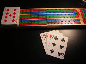 深色桌子上的克里比奇棋盤與撲克牌