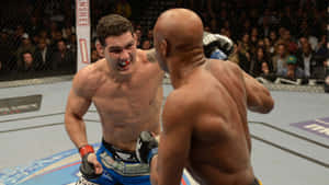 八角籠內兩名MMA拳手進行高能量比賽。