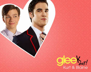 Glee角色Kurt和Blaine在粉紅色背景上的心形框架內。 — 5:4 壁紙